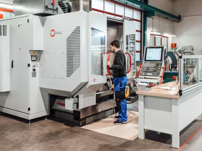 4 x Hermle C400 (3x 5-Achs + 1x 3-Achs) 1 x Hermle U1130 5-Achs 1 x Hermle U740 1 x Hermle UWF 801 1 x MAHO MH800E  etc,